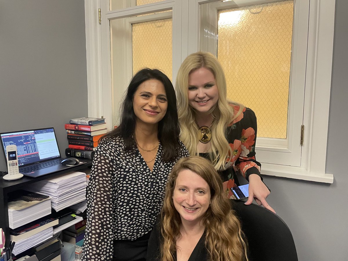 ShahzadyLaw's tweet image. The most amazing evening with my 2  favourite historians, ⁦@DrEstellePrnq⁩ and ⁦@DrLindseyFitz⁩ on the launch of #BloodFire&amp;amp;Gold. But which is which, bagsy being gold!!! 🏆🌸