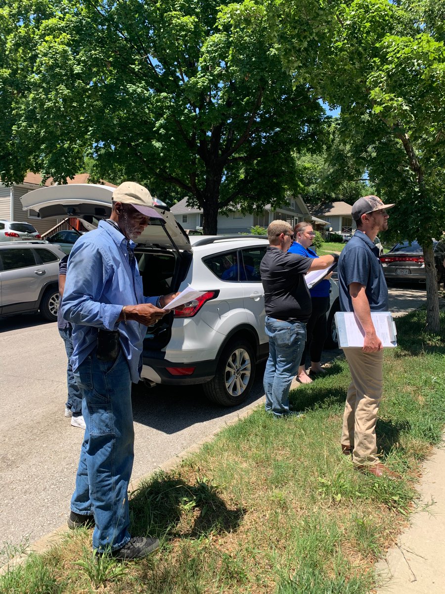 KCMOHealthDept's tweet photo. The Lead Safe KC Team out in neighborhoods, informing the public about the dangers of lead and how KCHD can help detect (and fix) lead poisoning hazards. #KansasCity #NoSafeLevel #LeadFreeKids #LeadPoisoning https://t.co/kXzbizA3zv