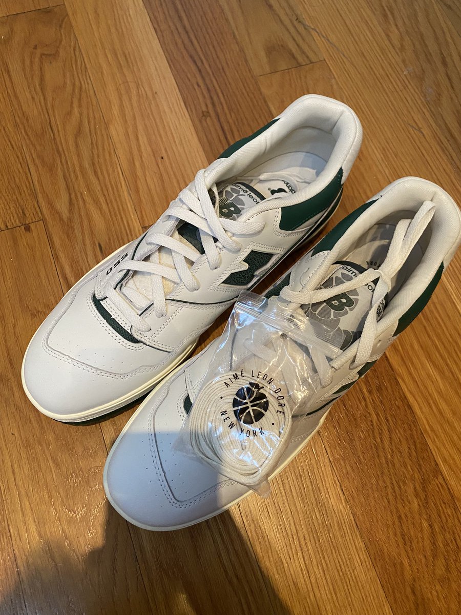 PatCmel's tweet photo. @stockx out here selling people fake shoes but reject my completely 100% DS pair of sneakers with the tags still on them for “signs of wear” then charging me for the return shipping get it together. https://t.co/r8GkxOddbZ