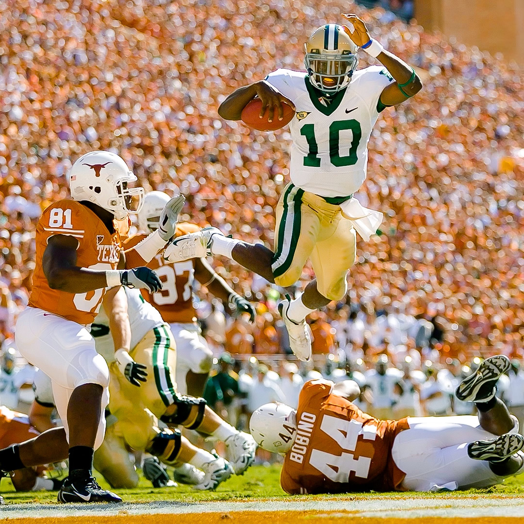 BUFootball's tweet image. The Baylor Athletics 𝐇𝐚𝐥𝐥 𝐨𝐟 𝐅𝐚𝐦𝐞 just got a whole lot faster 💨

#SicEm | #BUncommon