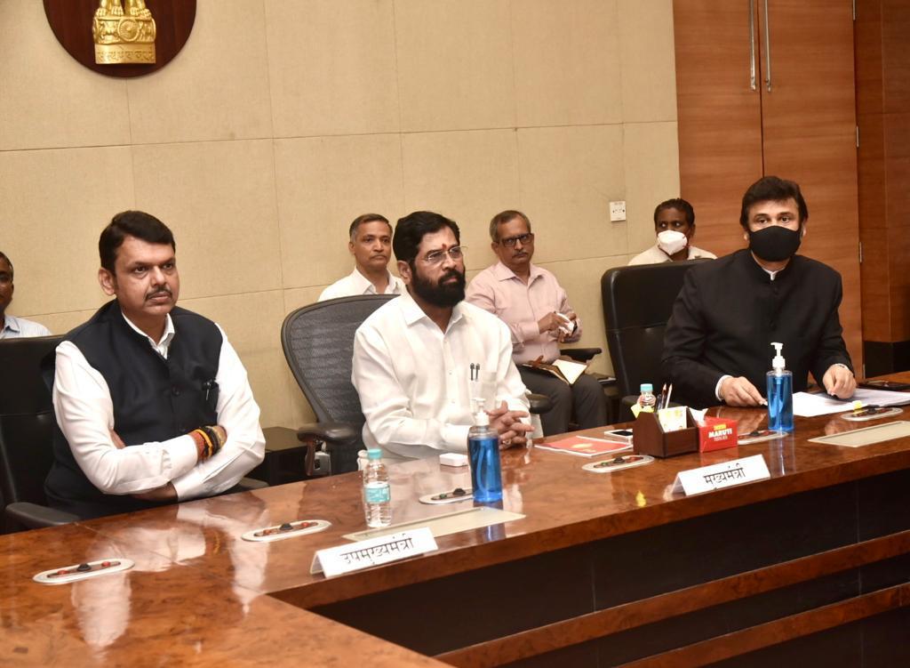 bjpvileparle1's tweet photo. @parag_alavani @mieknathshinde @Dev_Fadnavis @BJP4India @BJP4Maharashtra @BJP4Mumbai @BJP4NCMumbai @narendramodi जी 
@AmitShah जी
@JPNadda जी
के आदरणीय नेतृत्व ने, @Dev_Fadnavis जी को सरकार मे दायित्व निभाने कहा!
समझे...
शपथ ग्रहण के साथ @mieknathshinde जी, देवेन्द्रजी के कार्य का शुभारंभ,

नीष्काम कर्मयज्ञ की सुगंध हे!
सत्ता से जनसेवाकी सौगंध हे!
उदेश्य मानवता, स्व अःगंध हे! https://t.co/pWLs2U09Zi