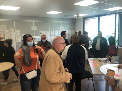 #avecPoleEmploi Lens Laloux ce jour #OnEstLàPourVous 
Elles peuvent être fières nos 2 conseillères 😉
👍Prépa d'un mur Opportunités:
Emplois
Prestations
Formations
👍Invitation:
Demandeurs d'emploi portefeuilles #BRSA
👏35 participants 
💪29 positionnements 🔝
<a href="/pasdecalais62/">pasdecalais62</a>