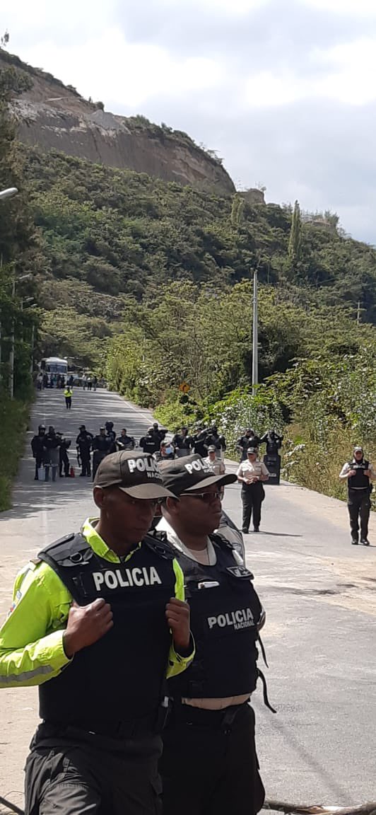 Día 18 del #ParoNacional: nuevo intento de diálogo mientras el pueblo de Cahuasquí y del cantón Urcuquí sigue movilizado. Una de las demandas mínimas es la #DerogatoriaYA del #Decreto151
¡No queremos minería en nuestras fuentes hídricas! #CahuasquíLibredeMinería