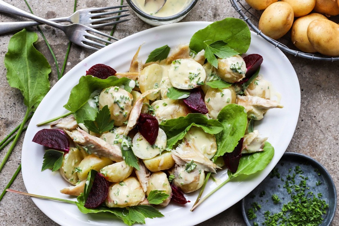 Enjoy this delicious summer recipe for smoked fish salad with mustardy créme fraîche dressing
as a light, but filling, main meal for two or three people. 

To find the full recipe, visit out website: seasonalspuds.com/recipes/food-t…