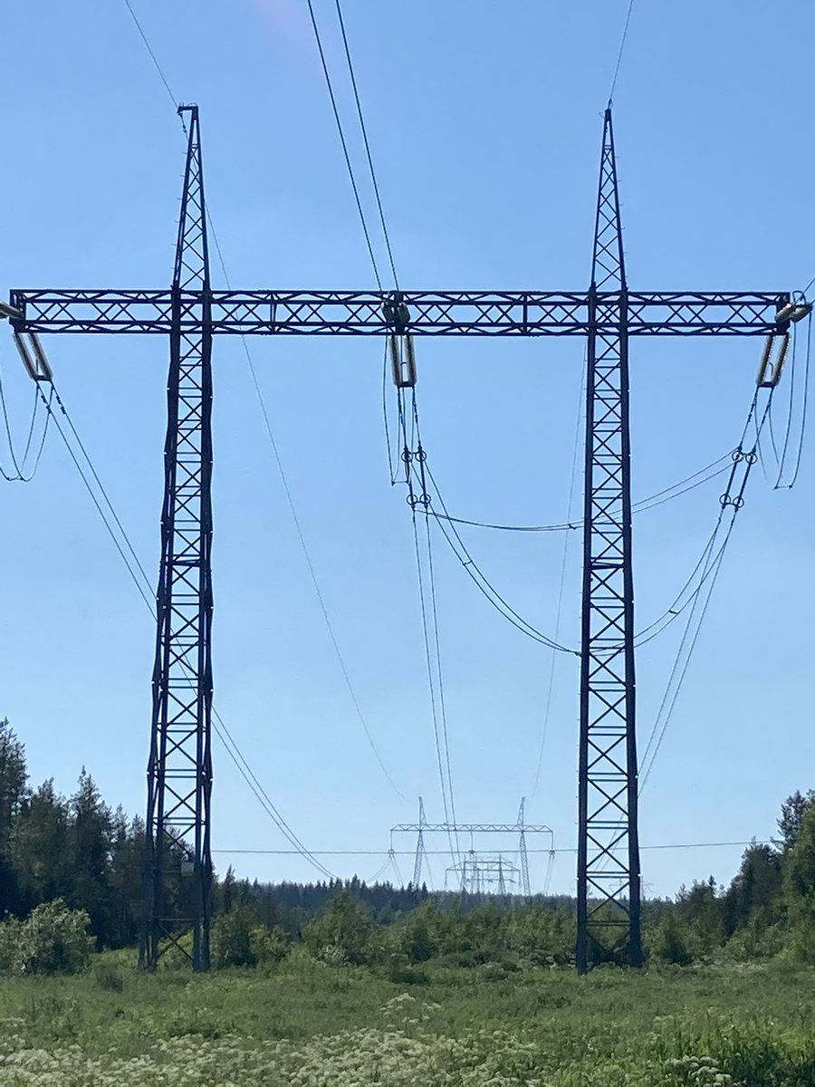 JuhoKorteniemi's tweet photo. Vuennonkoskella Suomen ja Ruotsin sähköverkot yhtyvät jo nyt, #AuroraLine rakentuu samoihin maisemiin lähivuosina kasvattaen kapasiteettia. #energia https://t.co/qoXFWfbIqm
