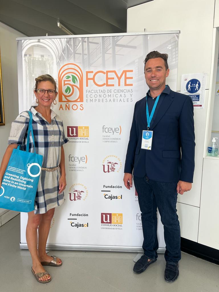 <a href="/LeoTRESPEUCH/">Leo Trespeuch 🇫🇷🇨🇦</a> @ERobinotsuite à leur présentation à l'<a href="/ACIEKConference/">ACIEK Conference</a> pour présenter leur travail avec le doctorant Alexandre Clément de l'<a href="/esg_uqam/">ESG UQAM</a> sur: «l'utilisation des scores ESG (environnement, social et gouvernance) dans la littérature académique: une méta-analyse». <a href="/UQTR/">UQTR</a>