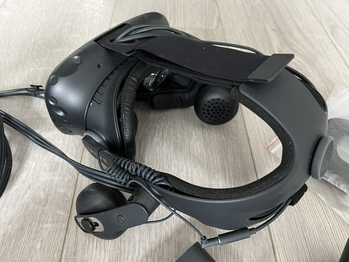 Le déménagement approche... Je vais devoir me séparer de certaines de mes affaires... 🥲
Je vends mon HTC VIVE avec strap Deluxe et des coussinets de rechange.
J'ai pas la boîte et je vends le tout 200€ (+frais de port selon votre souhait de transporteur) 
Mp si intéressé :)