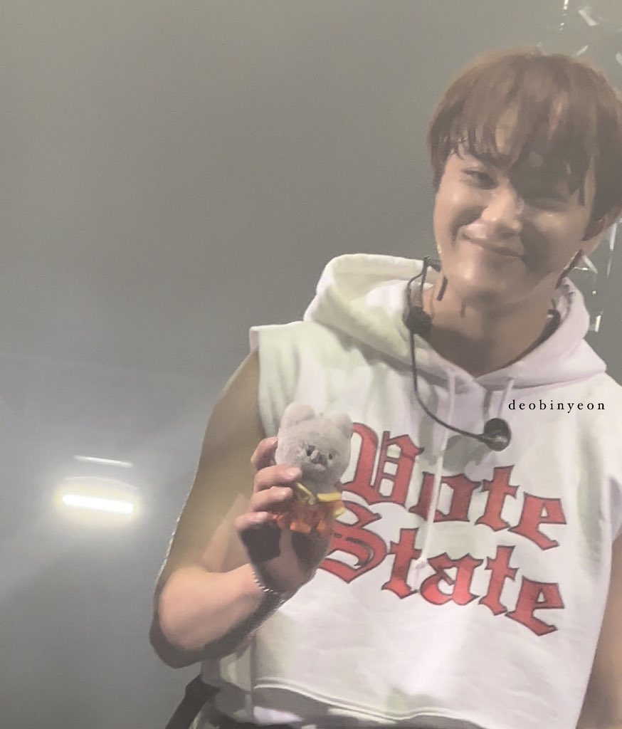 deobinyeon's tweet photo. haknyeon holding junyang 😭 https://t.co/3kfo5hQEog