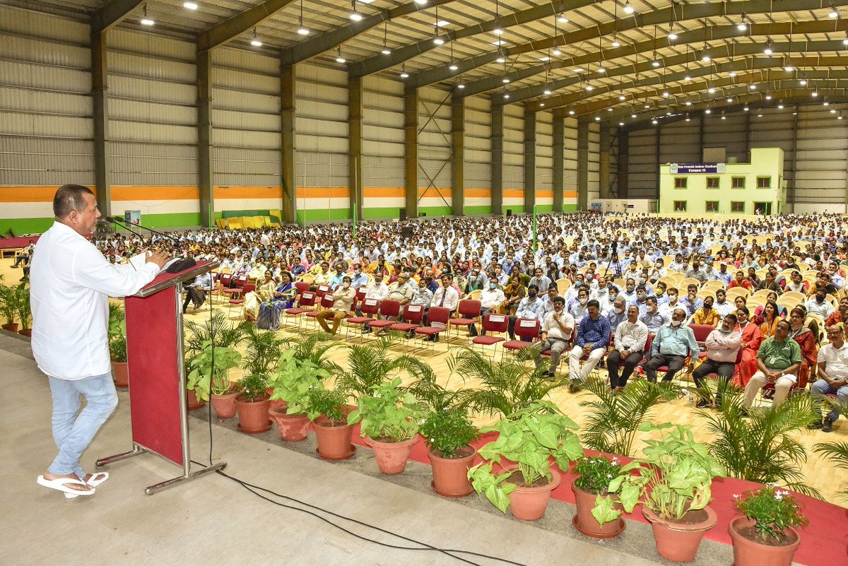 achyuta_samanta's tweet photo. Addressed over 5000 non- teaching staff of KIIT and KISS as per tradition before the beginning of academic session. Reiterated that students satisfaction should be the priority and thanked them for their unflinching support to help KIIT and KISS reach where it is today. https://t.co/81ZqWwjMvB