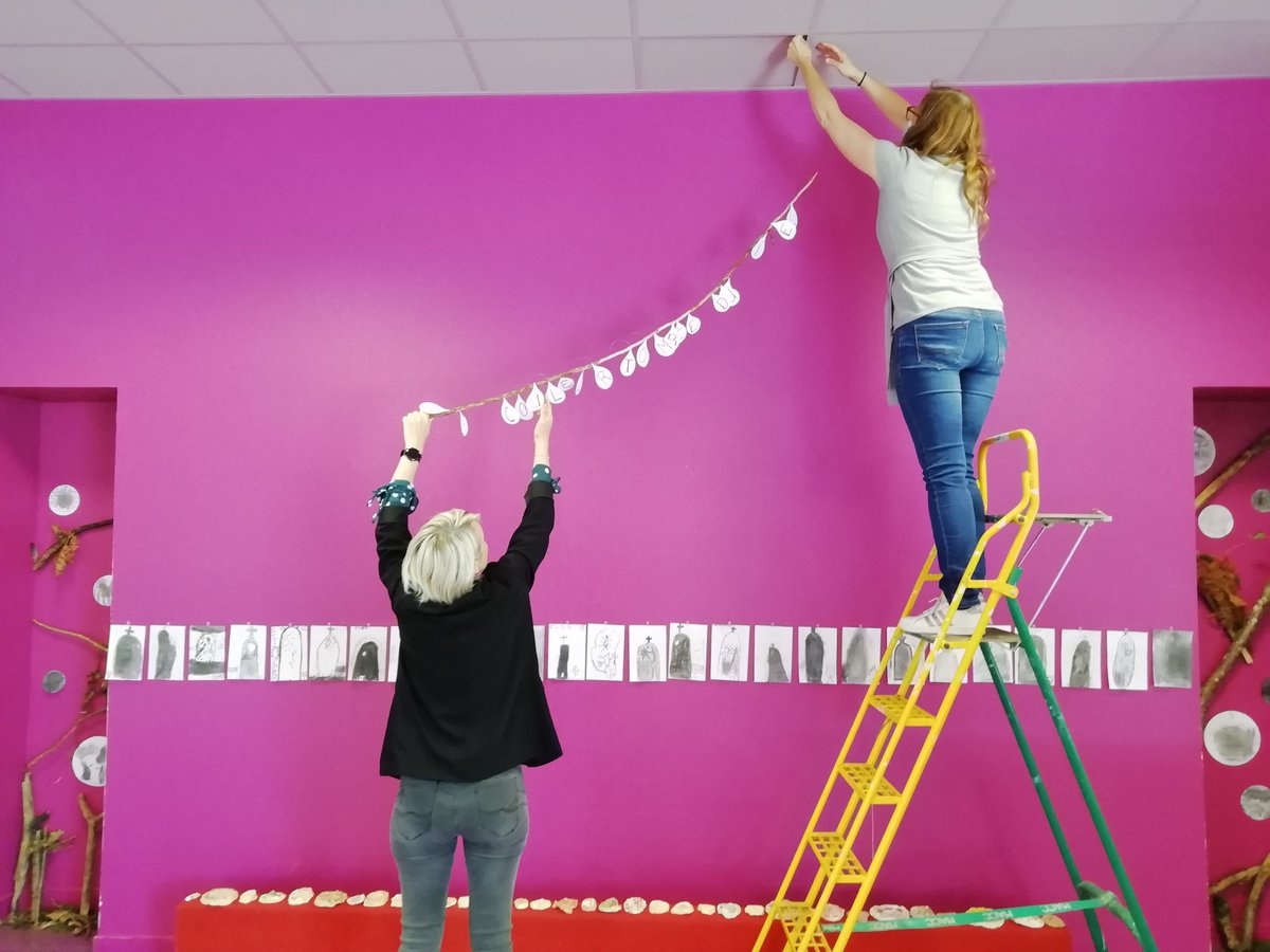 pasquierbrigit2's tweet photo. Préparatifs de l'exposition "La couleur tombée du ciel" à l'école publique de #Cuguen suite à la résidence de Gabrielle Decaze:  excellente mise en pratique pour les professeurs des écoles Référents EAC de la circonscription de Combourg  @DAACBretagne @DSDEN_35 @bretagneromanti https://t.co/oMgEp9hMqC