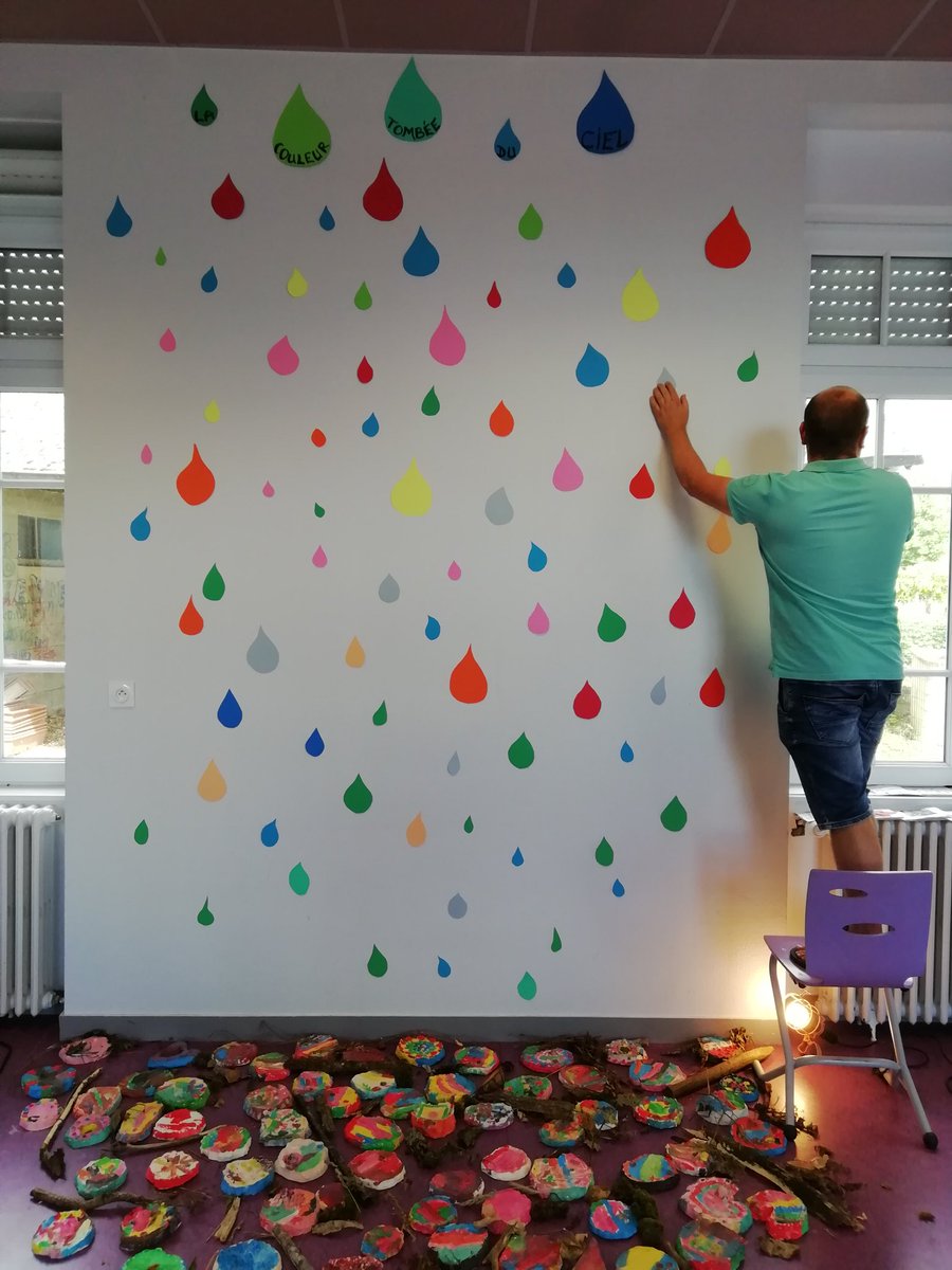 pasquierbrigit2's tweet photo. Préparatifs de l'exposition "La couleur tombée du ciel" à l'école publique de #Cuguen suite à la résidence de Gabrielle Decaze:  excellente mise en pratique pour les professeurs des écoles Référents EAC de la circonscription de Combourg  @DAACBretagne @DSDEN_35 @bretagneromanti https://t.co/oMgEp9hMqC