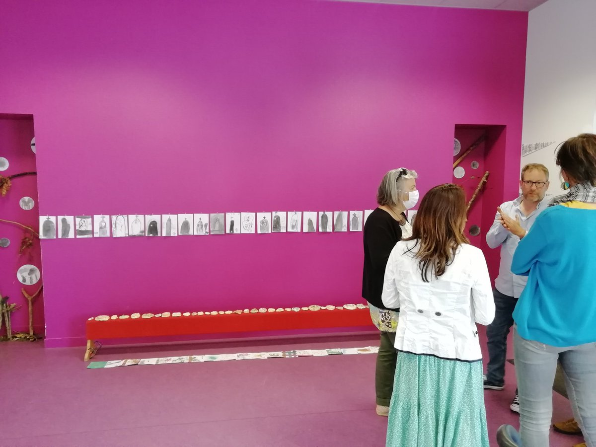 pasquierbrigit2's tweet photo. Préparatifs de l'exposition "La couleur tombée du ciel" à l'école publique de #Cuguen suite à la résidence de Gabrielle Decaze:  excellente mise en pratique pour les professeurs des écoles Référents EAC de la circonscription de Combourg  @DAACBretagne @DSDEN_35 @bretagneromanti https://t.co/oMgEp9hMqC