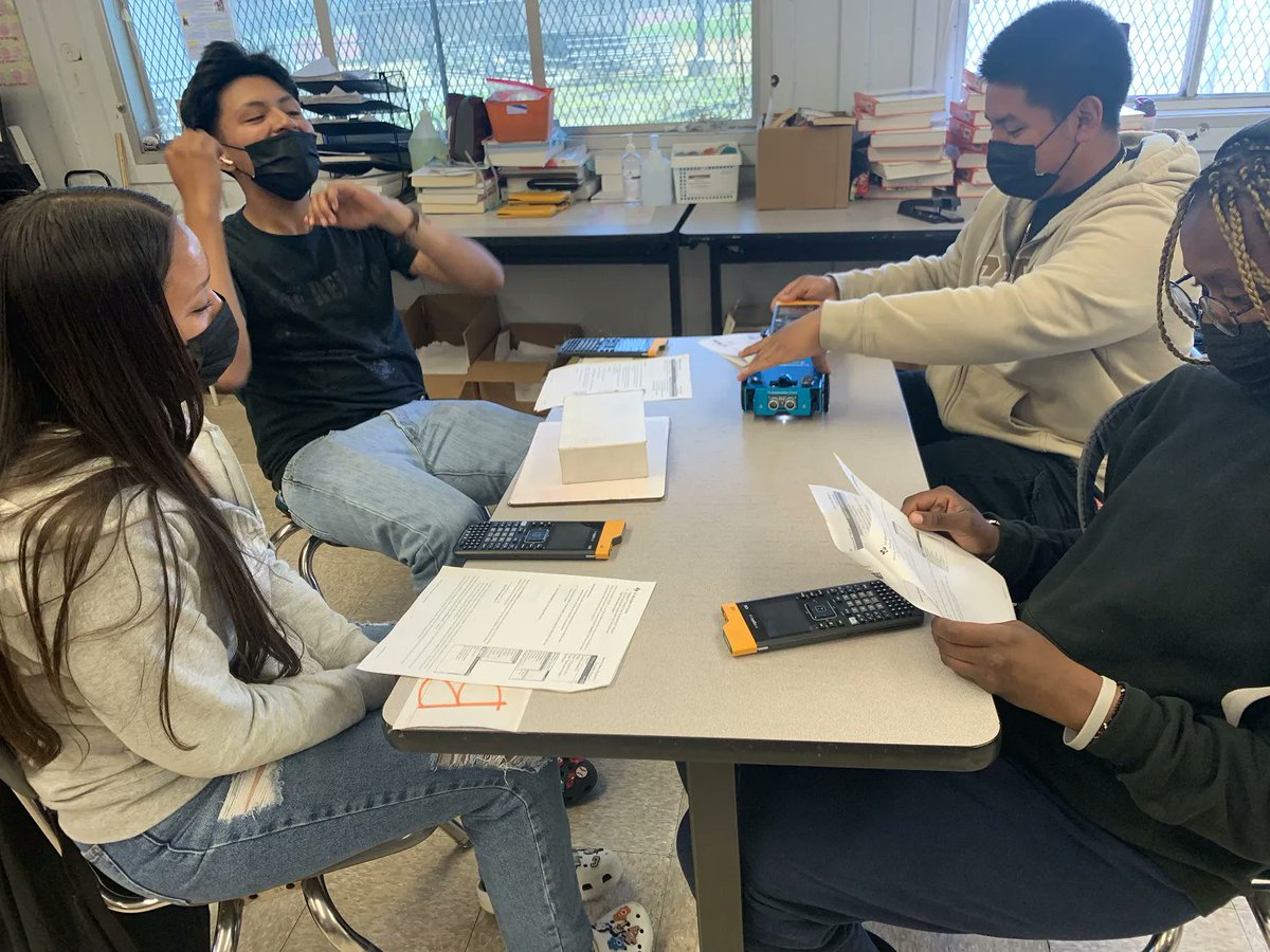 GEARUP4LA's tweet photo. Check out this throwback of our #GEARUPworks @laschools students during the spring semester, when they used @txinstruments calculators to program rovers to draw geometric figures and use the device to enhance their learning and #STEM skills! https://t.co/N1Ke7xpT48