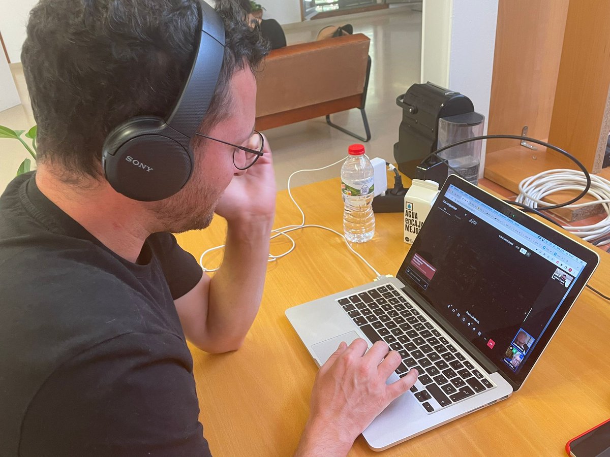 RECtgn's tweet photo. 1/4: Avui hem tancat la primera edició de la plataforma internacional TRAFIC de joves cineastes, un esdeveniment professional inèdit destinat a acompanyar i promoure joves cineastes provinents de Catalunya, Balears i Occitània. https://t.co/7gNsKyYeRw