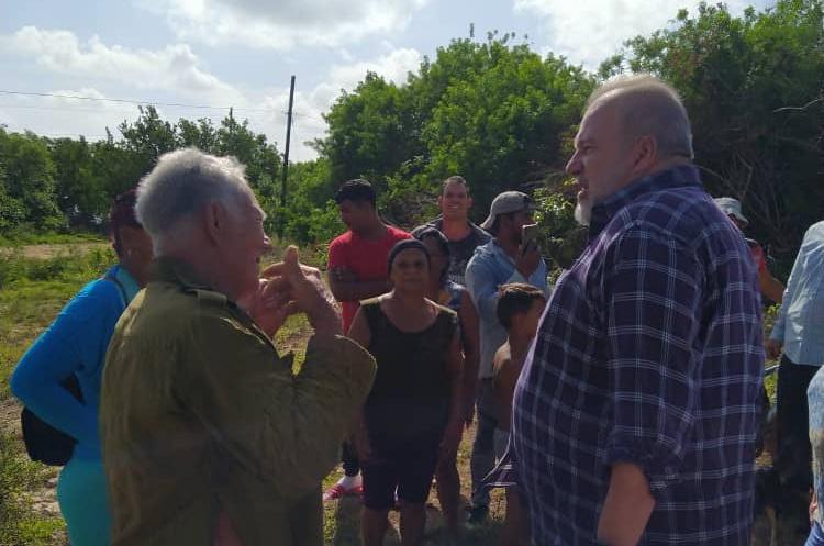 👉Se deben buscar soluciones para ayudar a toda la población, no puede quedar una persona sin atender.
👉El pueblo tiene que estar al tanto de todo lo que se está haciendo, que el Gobierno está trabajando para resolver sus problemas.
#GobiernoEnLasTunas 🇨🇺
#ParaCubaTrabajamos