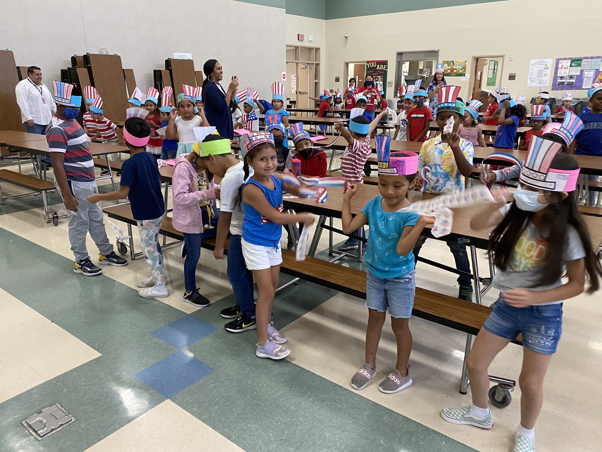 Parks Paradise Multilingual Summer School 4th of July Parade! #fbisd #fbisd_learns <a href="/lilid247/">Lili Dibai M.S.Ed.</a> @fbisd <a href="/FBISD_MSD/">FBISD Multilingual Programs</a>