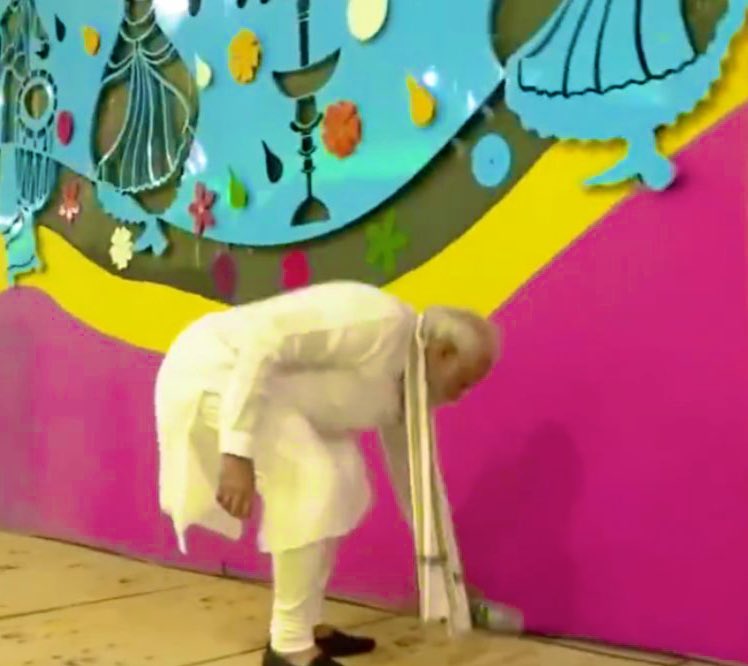 ysathishreddy's tweet photo. Do you know which tunnel is this? 

This is the same tunnel where Mr #Modi ji picked up empty water bottle a couple of weeks back &amp; created a ‘PR Show’ 

Anyways, I’m not asking Modi Ji to now come &amp; clean when it needs the most xD https://t.co/SrnfjYwood