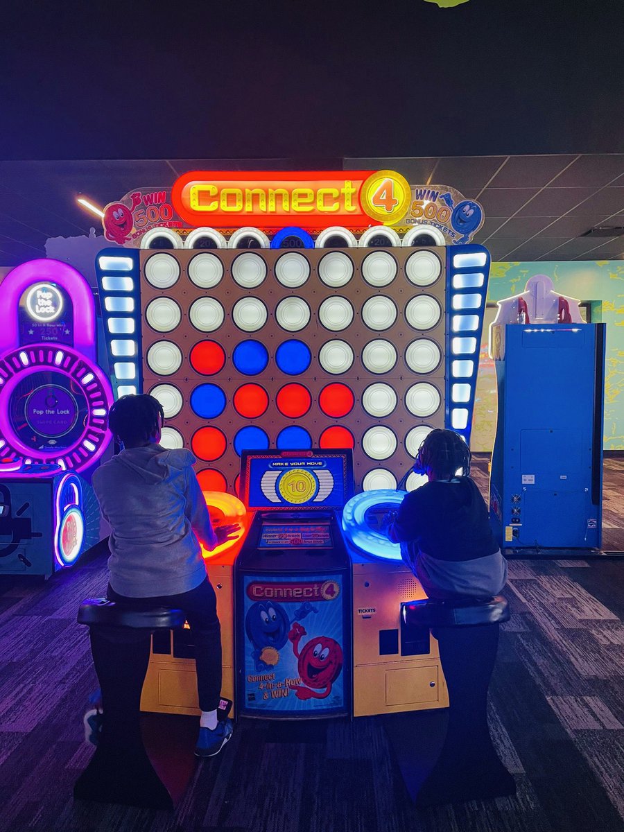LaurierPs's tweet photo. Grade 5 grad trip to @playdiumca was a success! In-person and online students got to meet, play and have fun 🤩🎮 https://t.co/HwgC7aKB30
