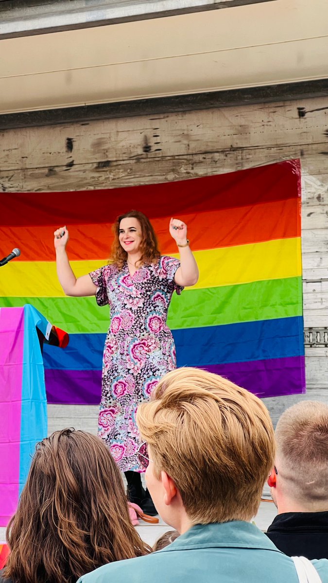 astasigrun's tweet photo. Stórkostlegu @ArnaMagneaDanks @ingileiff og besti Palli á samstöðufundi  
Sýnileikinn er sterkasta vopnið 🏳️‍⚧️🏳️‍🌈
Takk fyrir ykkur ♥️ https://t.co/9XWRUCv0TA