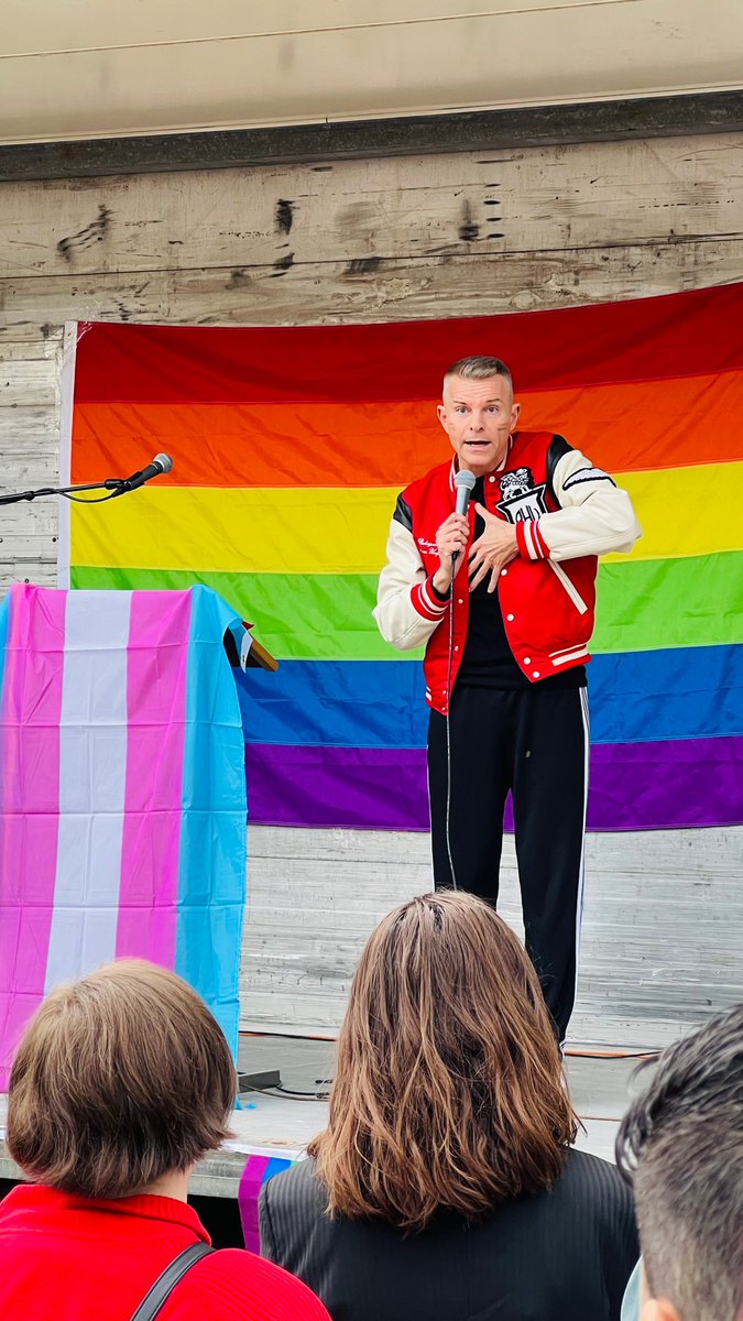 Stórkostlegu @ArnaMagneaDanks <a href="/ingileiff/">Ingileif Fridriks</a> og besti Palli á samstöðufundi  
Sýnileikinn er sterkasta vopnið 🏳️‍⚧️🏳️‍🌈
Takk fyrir ykkur ♥️