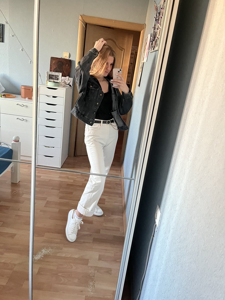 Jqui08's tweet photo. Два хороших решения в моей жизни, принятых примерно в одно время: расстаться с мужиком и купить эти белые джинсы 💫 https://t.co/Syd0wTsggI