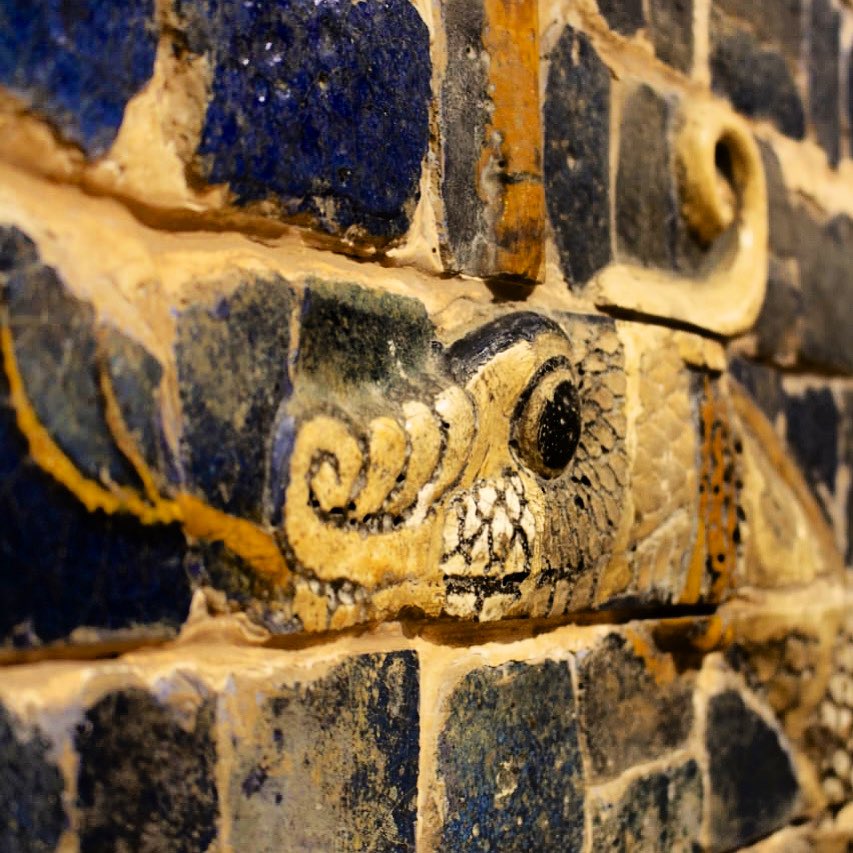 المشخوشو mušḫuššu

بالكتابة المسمارية

Muš - ṣerru - حيه 

Muš - ḫuš - mušḫuššu - تنين 
(حيوان خرافي )
وهذا رسمه بالمسماري 
𒈲 𒄭𒄊
- (مشخوشو) الحيوان الخاص بالآلهه مردوخ آلهه مدينة بابل.
وجد في باب عشتار في بابل ويرجع الى زمن نبوخذ نصر (٦٠٥-٥٦٢ ق.م).

📸<a href="/Alkinani_nabel/">نبيل الكناني</a>