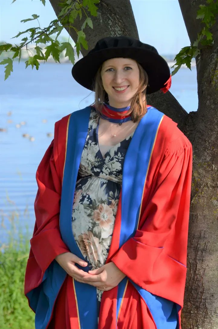 DalCaSHLab's tweet photo. Dr. Huberman, a SSHRC Postdoctoral Fellow in the CaSH Lab, graduated from Queen's with her PhD in Clinical Psych in 2020, and recently celebrated in-person! Jackie's dissertation examined neural processes involved in fundamental stages of sexual response.
Congratulations! 🎓🤰🏼 https://t.co/1SvJLBr5zw