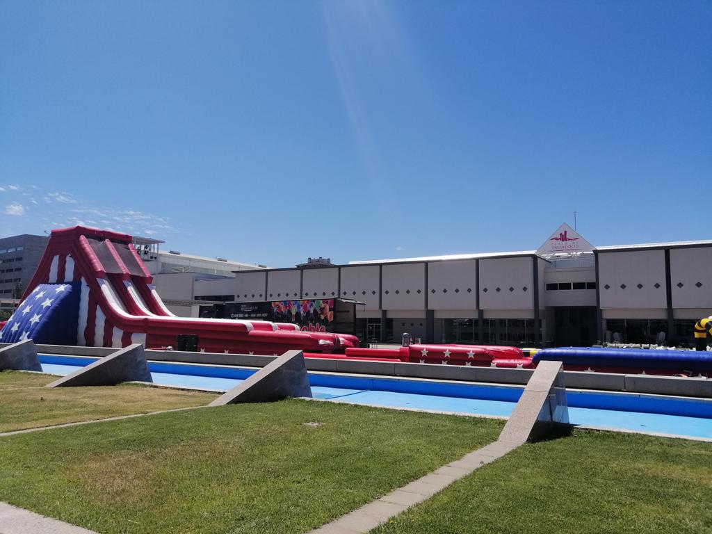 Montaje de los hinchables acuáticos de #AqualandValladolid
Abrimos el viernes 1 a las 12.00 h.
Os esperamos.