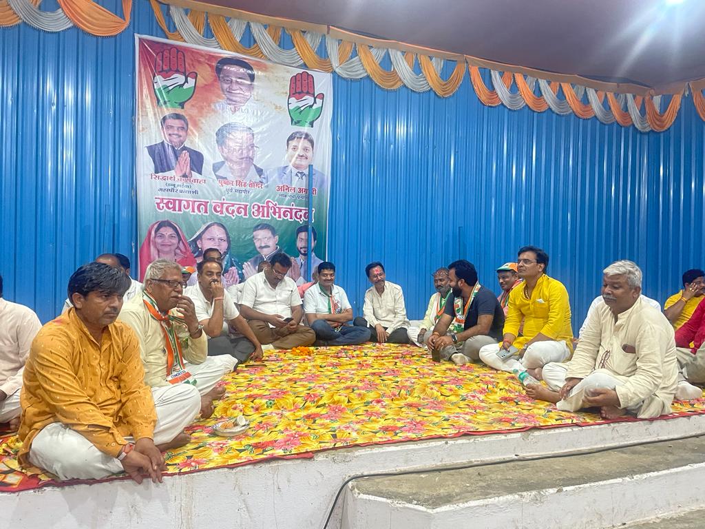 MLA_SATNA's tweet photo. आज कुबेर पैलेस में मीटिंग में शामिल हुआ इस मौके पर पूर्व महापौर श्री पुष्कर सिंह तोमर जी , श्री अनिल अग्रहरी शिवा जी, श्री मंजुल त्रिपाठी जी सहित सैकड़ों साथी उपस्थित रहे
#परिवर्तन_की_लहर_चल_रही_है 
#सतना_शहर_सरकार_बदल_रही_है
#dabbu4development
#AICC #vote4dabbu #CongressMP https://t.co/Z94F2jfaqg