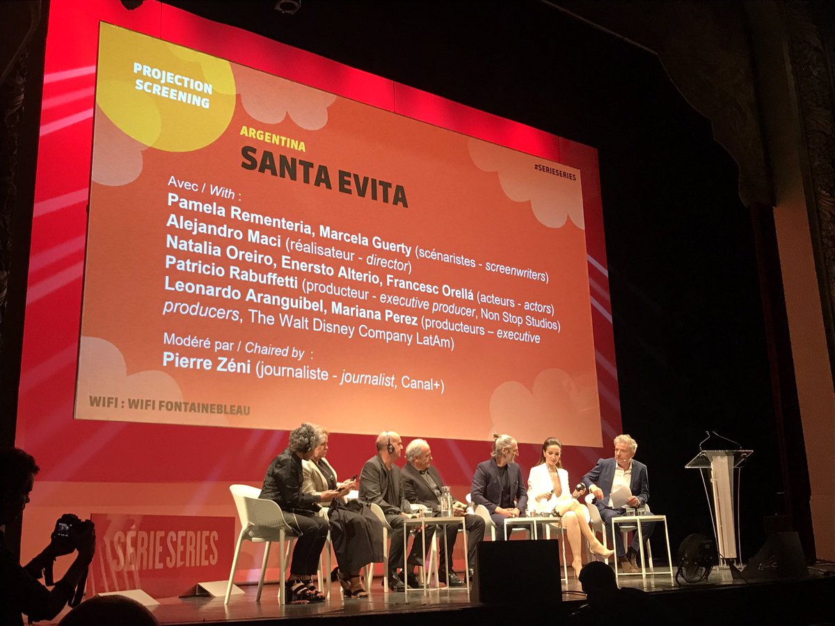 seriz_podcast's tweet photo. #SantaEvita est une série sur Eva Perón produite par Disney+ Argentina et qui raconte l’histoire incroyable de la disparition du corps de la femme la plus importante d’Argentine. L’équipe de la série nous en parle. #SerieSeries https://t.co/xAFRu3S1WQ