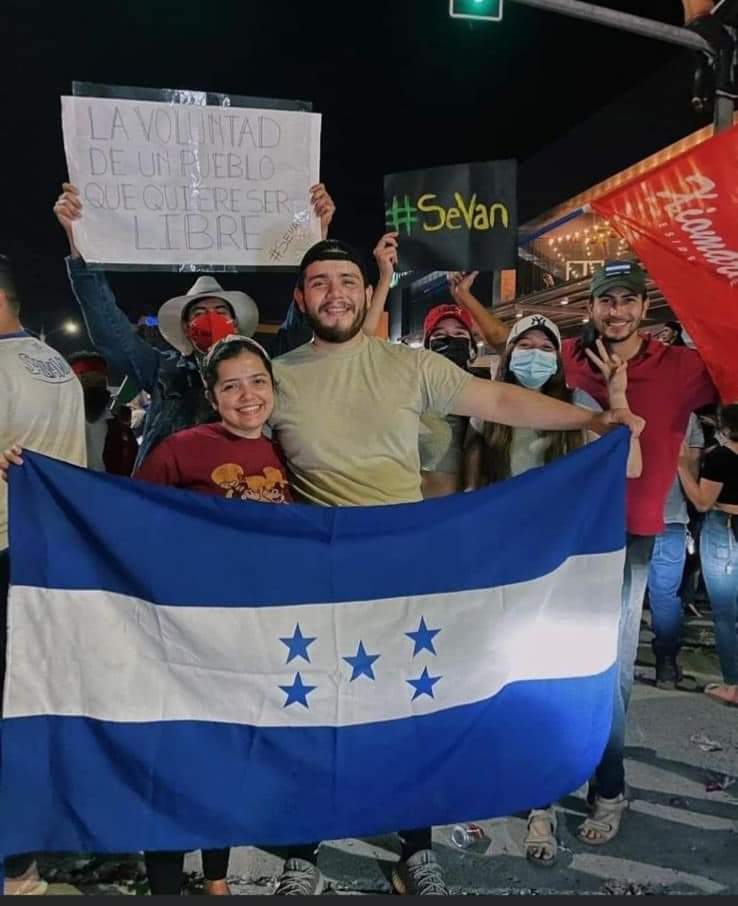 VanessaPosadas9's tweet photo. @TommyZambranoM La juventud fue la que más confío en que Libre y su alianza "sería el cambio" y ahora estos mismos jóvenes son los que buscan el sueño Americano y mueren en el intento producto de la mala gestión y administración de este gobierno. #NoEstabanListosParaGobernar https://t.co/itiRqh36sl