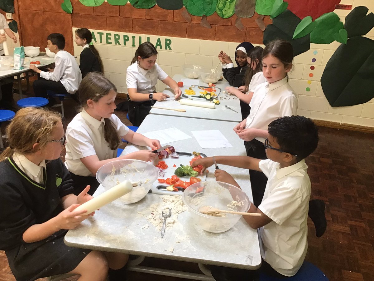 LindenRDoak's tweet photo. We have spent the week planning our recipes and the process. Today we made our pizzas! #LindenDT https://t.co/2muYpU931g