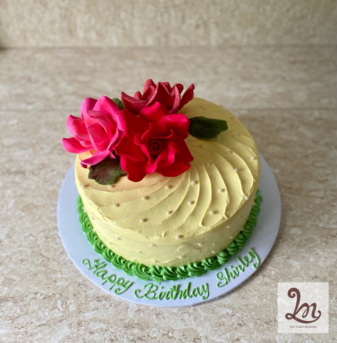 TheCakeMadame's tweet photo. She wanted simple but sweet for her 70th, so it’s a 2 layered orange sponge and red velvet with cream cheese frosting and finished off with gum paste flowers.
#OrangeSponge #RedVelvet #CreamCheeseFrosting #GumPasteFlowers #Cakegasm https://t.co/Ur3FfymXpP