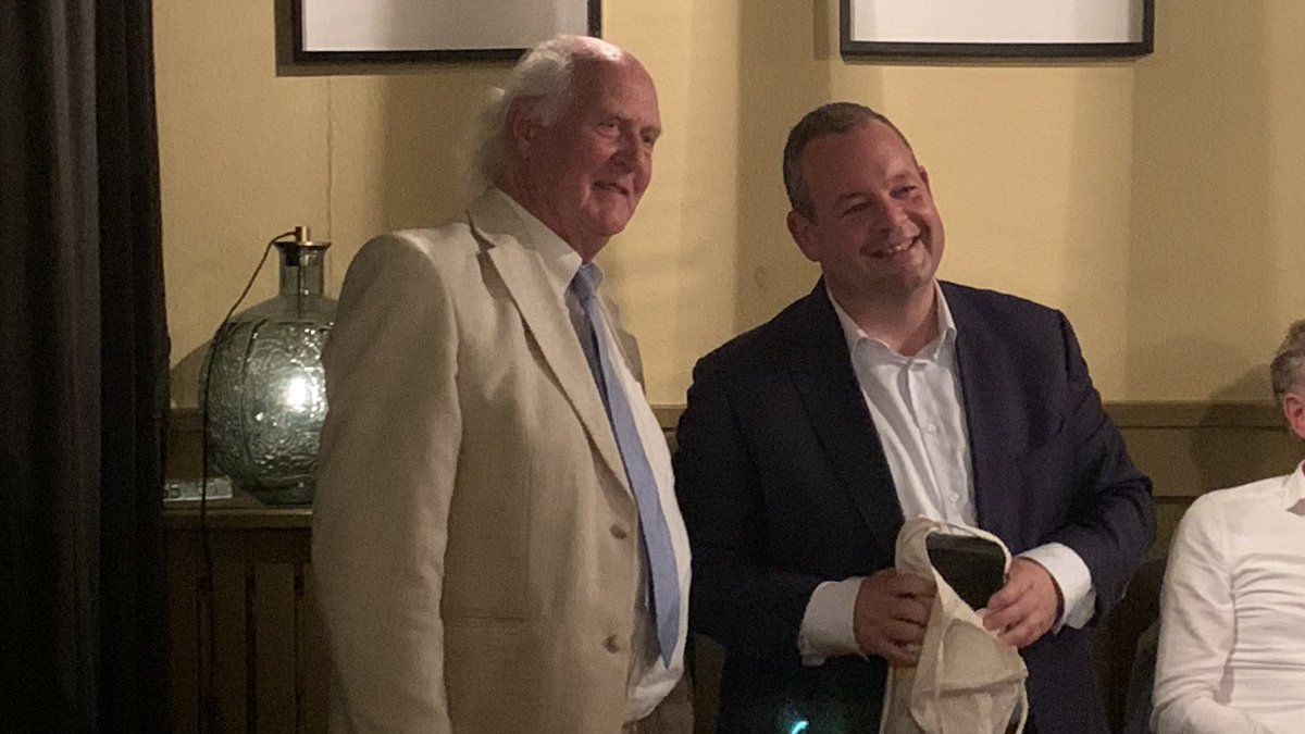 Nestor Sjoerd Fekkes van de Verenigde Vergadering van Delfland heeft lovend dankwoord voor vertrekkend VV-lid Willem van Valkenburg