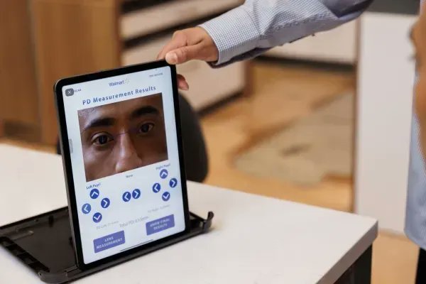FlashTweet's tweet photo. 7️⃣💻[#TransfoNum] #Walmart élargit son offre d’essai en #RéalitéAugmentée https://t.co/eqWZL9b8Ur v/ @TechCrunch 

💬 Le géant du #commerce rachète la start-up #Memomi spécialisée dans l'essai #virtuel de lunettes 👓 

#Digital #Tech #AR #Ecommerce #Retail 
#FlashTweet⚡️ https://t.co/azKvY3MDT2