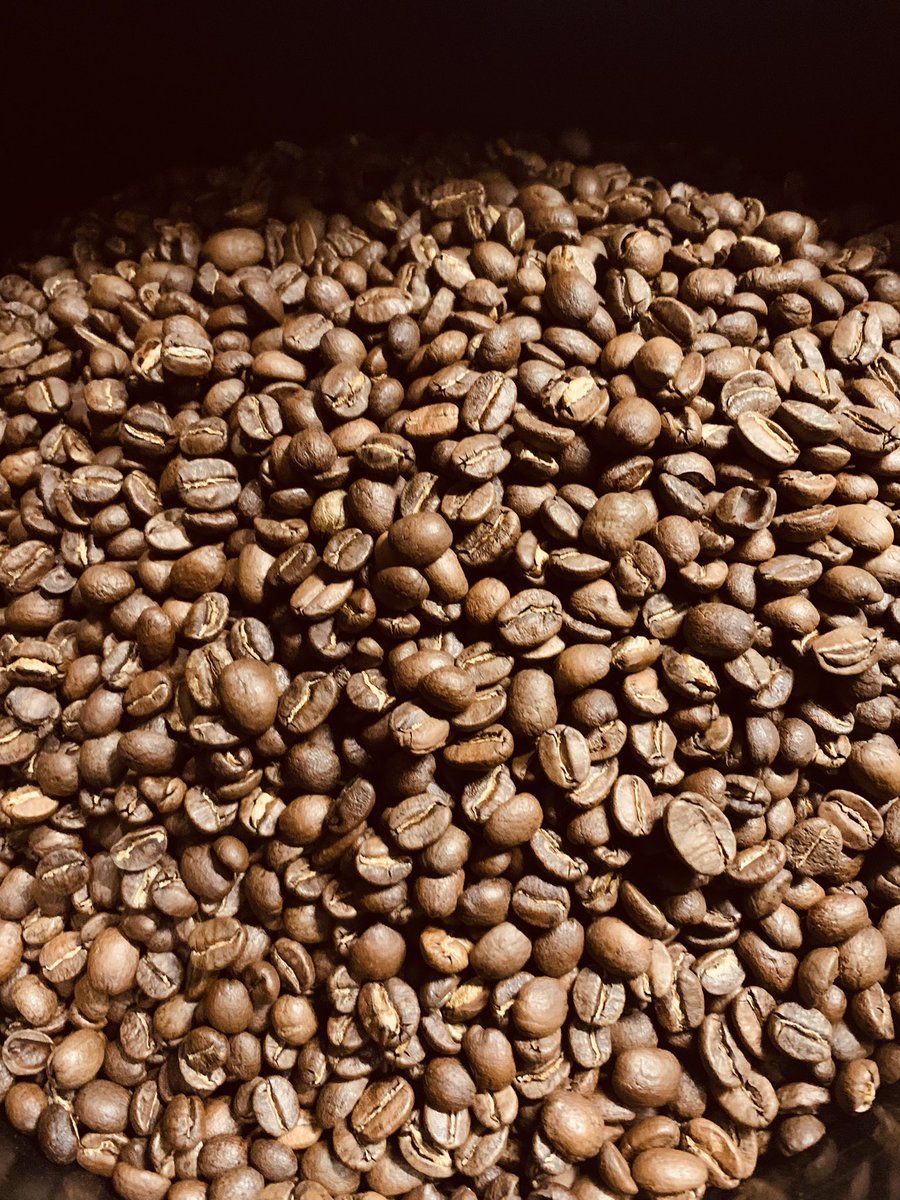 MoneyrowB's tweet photo. Beans… they’re like people… each one is special… do you have a favourite bean? 🥰
#coffeebeans #itsnotjustaboutthecoffee #coffeefan #roastedcoffeebeans #moneyrowbeans #bracknell #maidenhead #windsor #ascot #beaconsfield https://t.co/HHPa6Xwoue