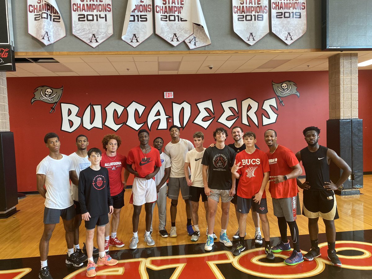 AllatoonaHoops's tweet image. Past and Present come together for a little open run.  Proud to be a Buc.  #learningiswinning