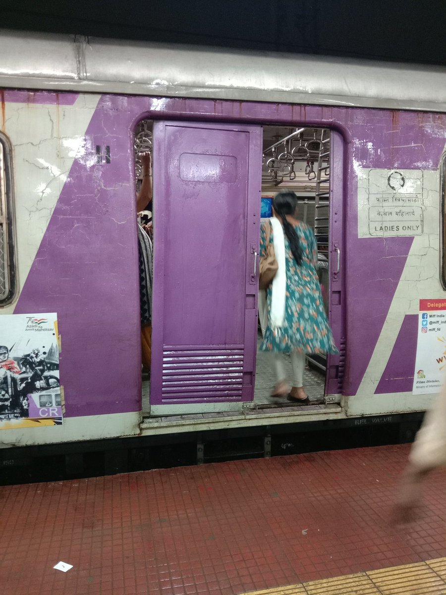 SandipS77040384's tweet photo. आज प्रवास करताना कल्याण स्थानकात 9:22 ची बदलापूर ट्रेन आली. महिला डब्याच्या दरवाजाची ही स्थिती.सुरक्षेच्या दृष्टीने खूप घातक आहेत.  कृपया लक्ष घाला. @mieknathshinde @Central_Railway @RailwaySeva https://t.co/HGmE3UBAxm