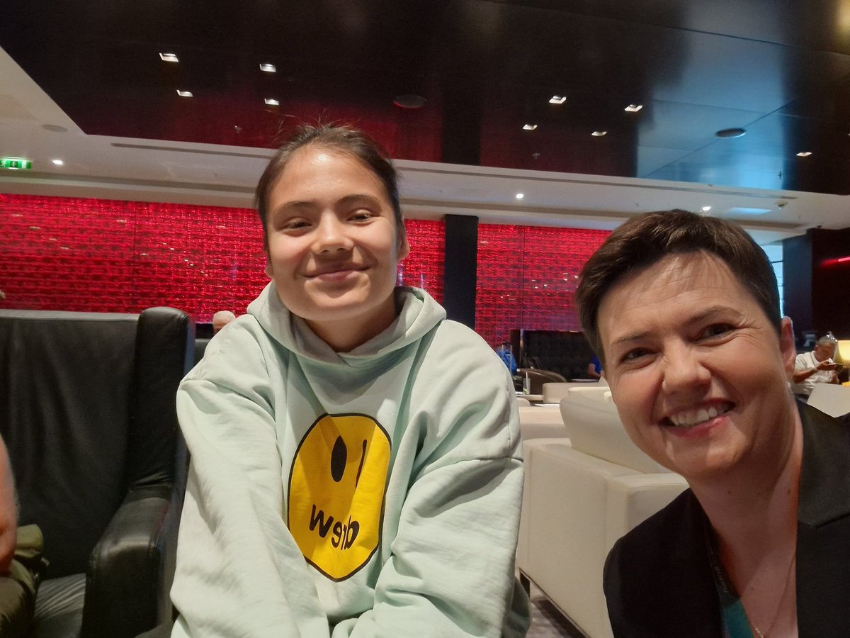 RuthDavidsonPC's tweet image. And, as stimulating as the #FutureofBritain event was today, personal high point was going on the hunt for some diet coke and running into @EmmaRaducanu in a different bit of the hotel. As lovely and gracious in person, as you would expect.