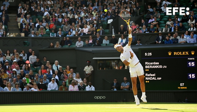 EFEdeportes's tweet photo. 🌧️ ¡Detenido el partido de Rafa Nadal por la lluvia!

🎾 Con tres juegos a favor en el cuarto set, el español manda por dos a uno ante Berankis (4-6, 4-6, 6-4 y 0-3).

📸 Neill Hall
#Wimbledon https://t.co/0psR7ge25d