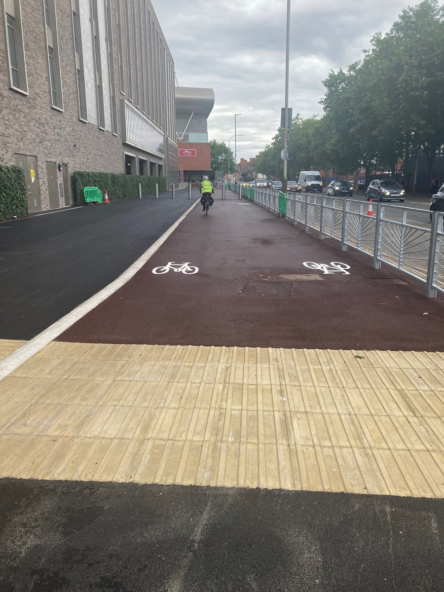 SustransEMids's tweet photo. First time cycling along the new Aylestone Road cycle track, looking and feeling really good. So much impressive work going on! #Leicester https://t.co/iv1lQQu4hO