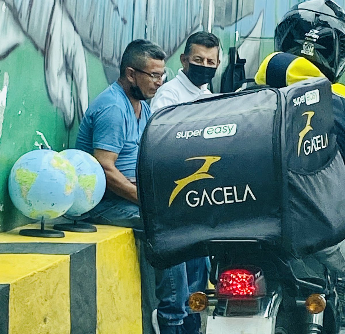 En la Avenida de Las Américas (por el Comisariato) Ángel Zambrano vende Mapamundi a 5 dólares. La venta es baja. ¿Algo más maravilloso que enseñar el mundo a un niño? Hay juguetes que nunca pasan de moda. Háganle el día a Ángel y el mundo estará un poquito mejor…