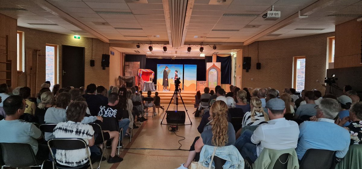 Derde avond stijf uitverkocht huis. 8C staat op het podium. Afscheid met een lach en een traan. #eindmusical