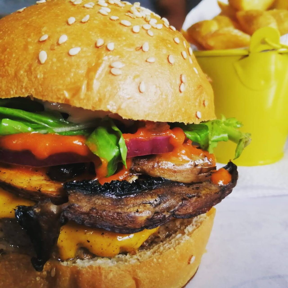 Aliviados y con hambre? Acá damos de comer rico. Estamos abiertos