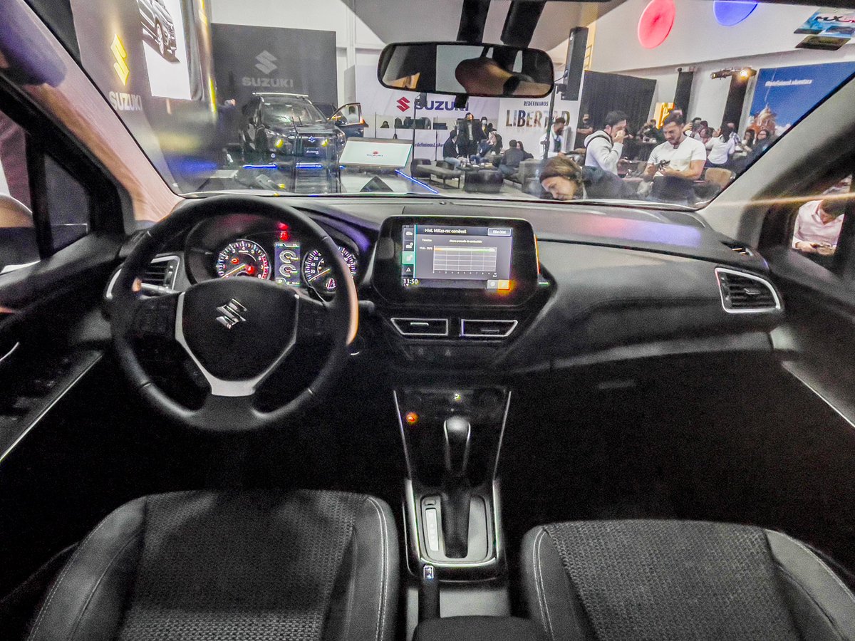 Lonso0's tweet photo. Mantiene el motor 4 cil. #Boosterjet de 138 hp con una relación peso potencia de 8.8 kg/hp, teniendo una de las mejores del segmento.
El interior tiene nueva pantalla de 9” con Wireless iOS y cámara 360, climatizador e doble zona, techo panorámico entre otros. https://t.co/43f93xBc7l