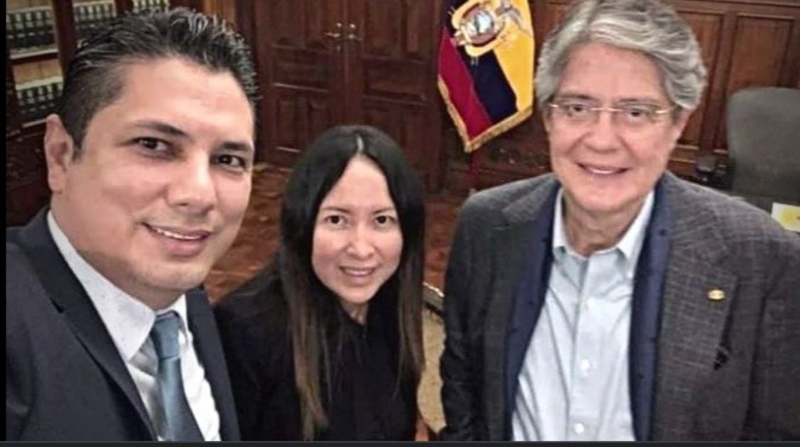MashiRafael's tweet photo. Si a mí me quisieron vincular con un narco por una foto de 13 años atrás, ¿vincularán a Lasso con este delincuente, del cual sí es amigo, las fotos recientes y al cual recibió insultantemente hasta en Carondelet?🧐
#LosCorruptosSiempreFueronEllos https://t.co/HHCDMavrXT