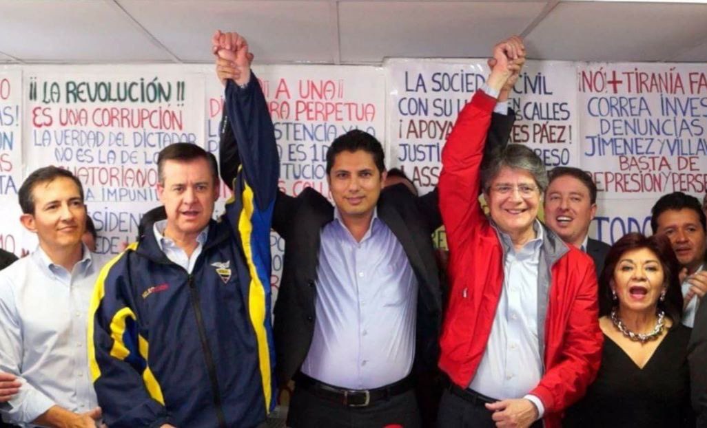 MashiRafael's tweet photo. Si a mí me quisieron vincular con un narco por una foto de 13 años atrás, ¿vincularán a Lasso con este delincuente, del cual sí es amigo, las fotos recientes y al cual recibió insultantemente hasta en Carondelet?🧐
#LosCorruptosSiempreFueronEllos https://t.co/HHCDMavrXT