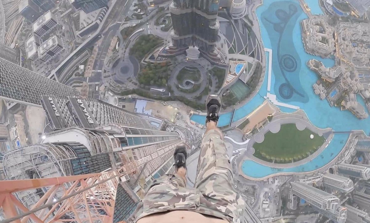thejakewhiteley's tweet photo. Imagine your offspring climbing 390 metres above sea-level to hang ONE-HANDED from a crane atop the #IlPrimo apartment block in Dubai just so they could get a #leng selfie!?! Mine would be getting a serious talking to when he came home for Christmas!… 👀😬🙄 https://t.co/VpIi7Bhwxb