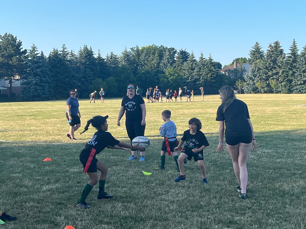 MarkhamIrishRC's tweet photo. We had a blast at Club Night this wk! Our Seniors teamed up with our Juniors &amp; Minis to help them develop their skills through a series of drills followed by a BBQ after practice.  Nothing beats sharing the love of the game w/the next generation! 
#MICRC #markhamirishrugby #rugby https://t.co/ddi9fWgtD3