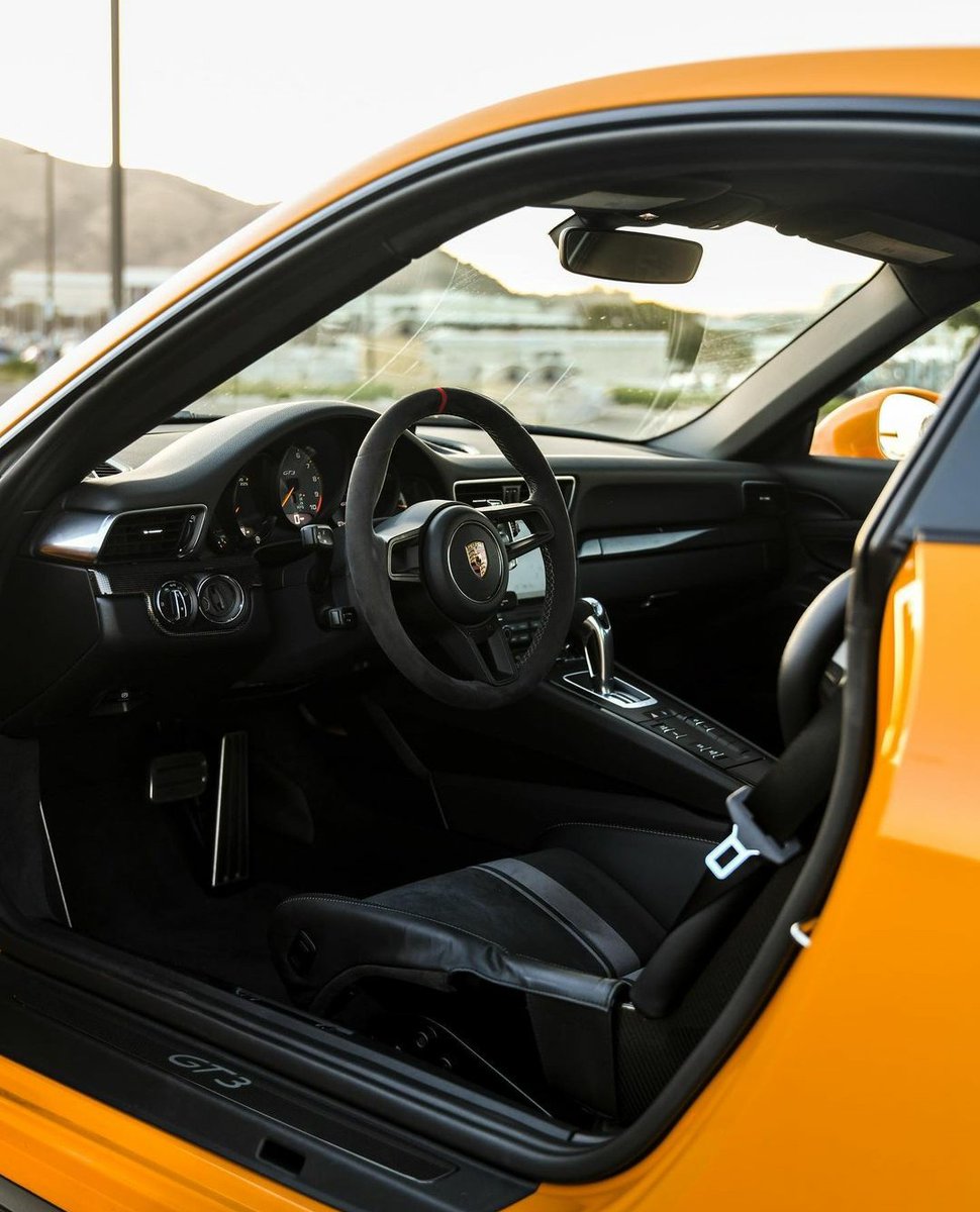 Paint-to-Sample Signal Yellow 991 GT3